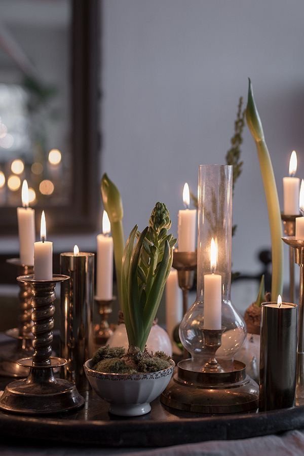 soft minimalism white winter deliciouslyhome 17 Centre de table composé de bougies blanches et bulbes en pot. Ambiance hivernale chaleureuse et esthétique analogue à découvrir sur Deliciously Home