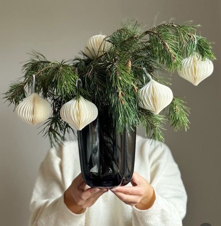 soft minimalism white winter deliciouslyhome 4 Branches de sapin ornées de décorations en papier blanc, tenues dans un vase sombre. Contraste délicat et esprit slow living, inspiration Deliciously Home