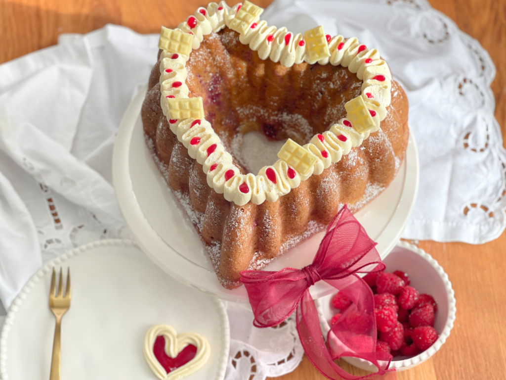 cake framboise chocolat blanc article1 Cake marbré framboise chocolat blanc en moule cœur, décoré de glaçage et confit, dessert gourmand et régressif présenté sur Deliciously Home.