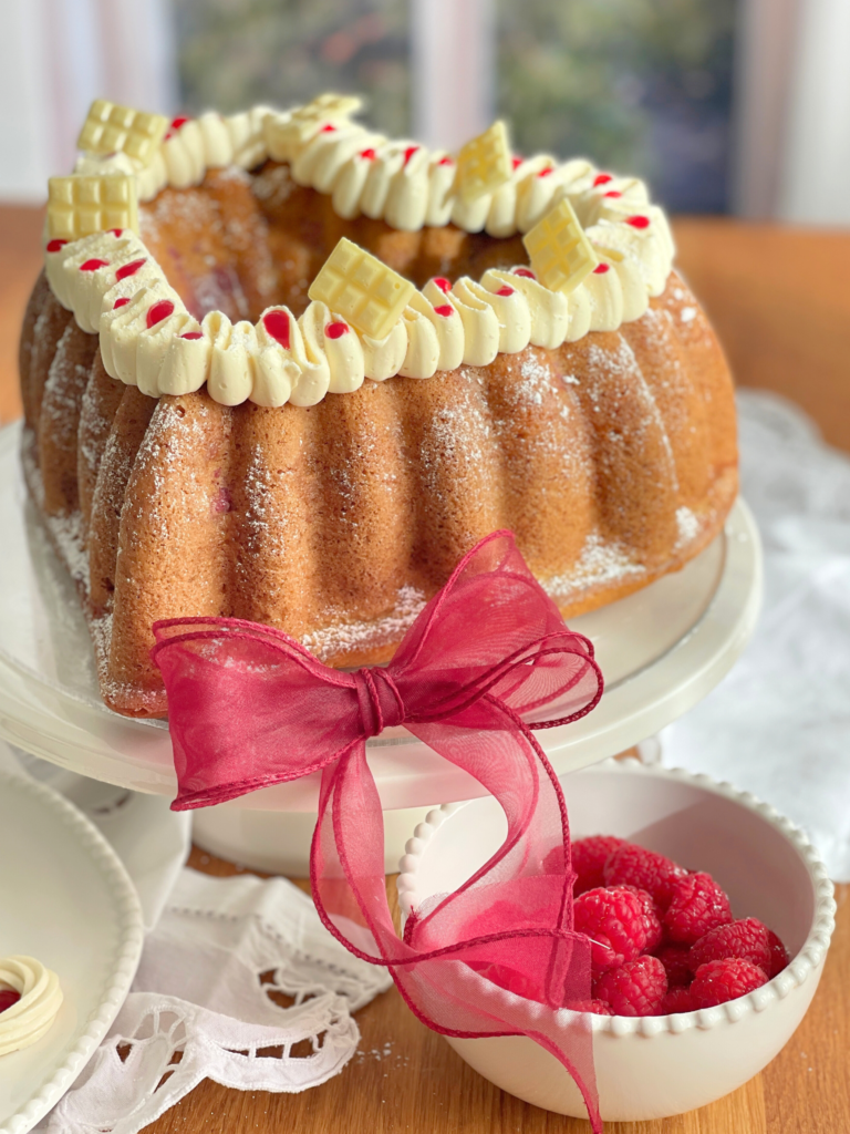 cake framboise chocolat blanc article2 Cake marbré framboise chocolat blanc, glaçage poché et détails fruités, gâteau à partager en février, recette gourmande sur Deliciously Home.