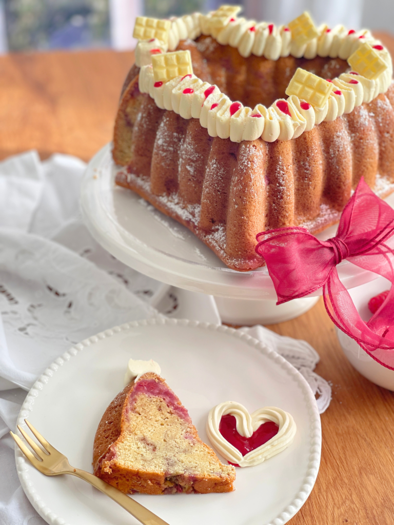 cake framboise chocolat blanc article3 Cake marbré framboise chocolat blanc avec une tranche servie, texture moelleuse et décoration cœur, idée dessert régressif sur Deliciously Home.
