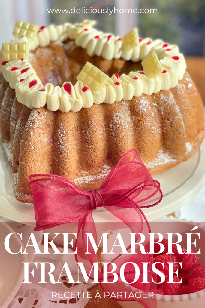 Cake marbré framboise et chocolat blanc en forme de cœur, glaçage blanc et confit rouge, gâteau moelleux et réconfortant à découvrir sur Deliciously Home.