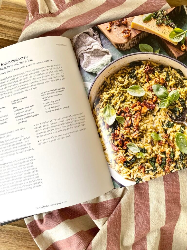 Recette d’orzo au pesto citronné, noix et kale photographiée dans le livre Half Baked Harvest: Quick & Cozy de Tegan Gerard.