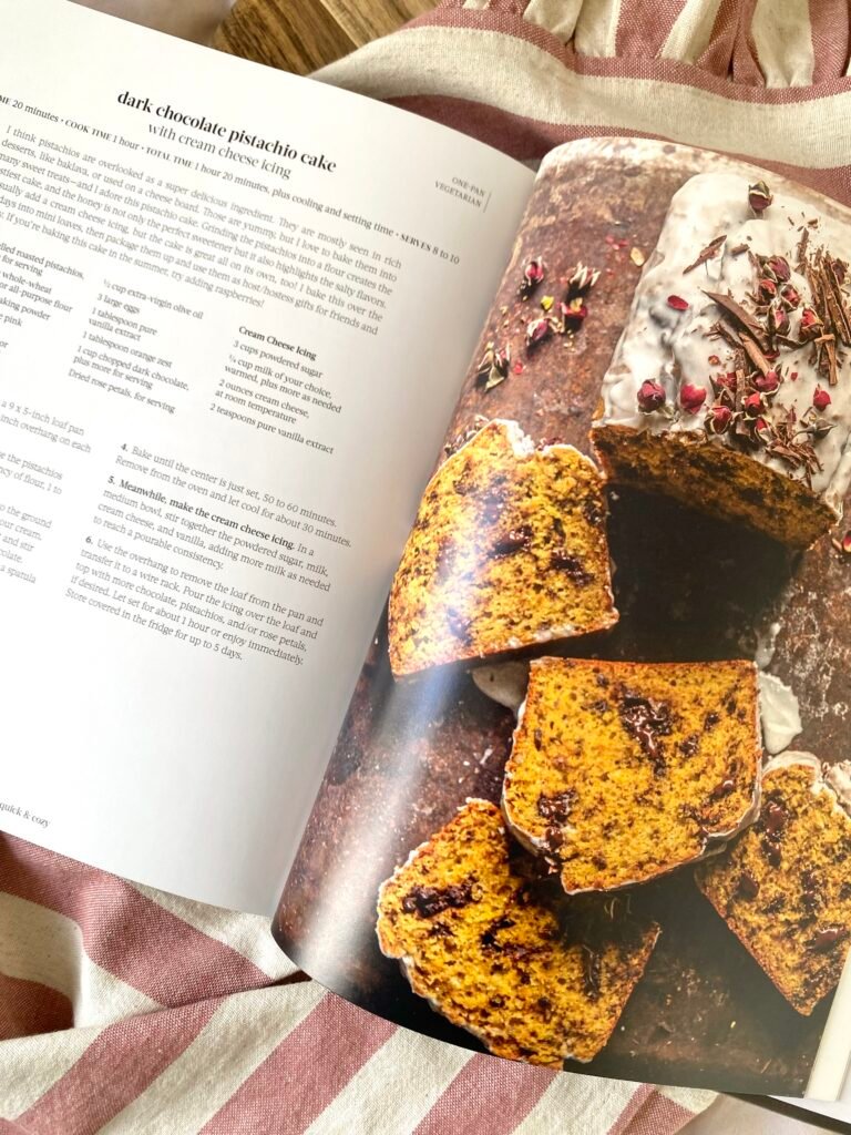 Gâteau au chocolat noir et pistache avec glaçage au cream cheese, extrait du livre Half Baked Harvest: Quick & Cozy.