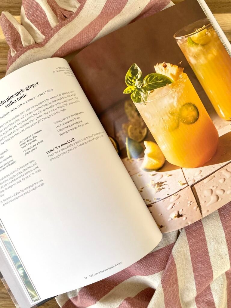 Cocktail ananas et gingembre photographié dans le livre Half Baked Harvest: Quick & Cozy de Tegan Gerard.