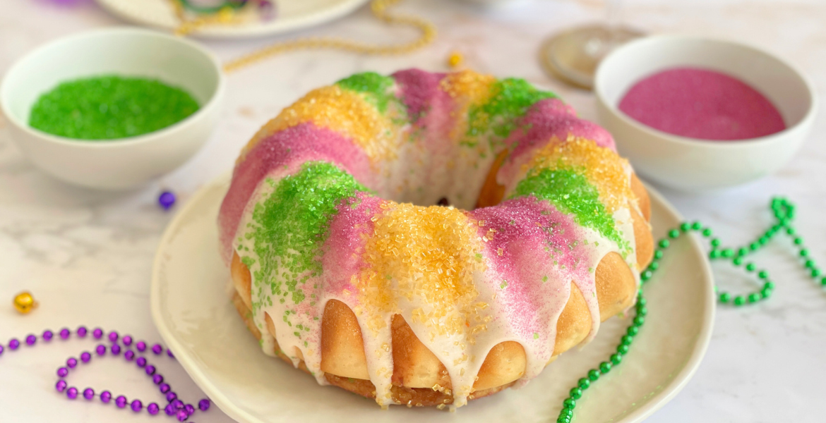 homepage brioche mardi gras king cake deliciouslyhome Mardi Gras King Cake en couronne, brioche dorée et glaçage coloré violet, vert et or, spécialité du carnaval louisianais. Une recette Deliciously Home.