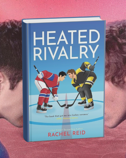 Couverture du roman « Heated Rivalry » de Rachel Reid placée au centre d’un montage, avec en arrière-plan l’affiche de la série qui lui est liée, montrant deux joueurs de hockey face à face. L’image illustre la sélection lecture du mois pour le DH Book Club de Deliciously Home présentée dans l’article et rappelle le cadre hockey dans lequel s’inscrit le livre.