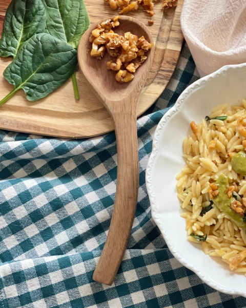 Orzo façon risotto au pesto et noix caramélisées, à découvrir sur Deliciously Home, réalisé pour le Challenge Cook That Book d’après Half Baked Harvest : quick & cozy de Tieghan Gerard.