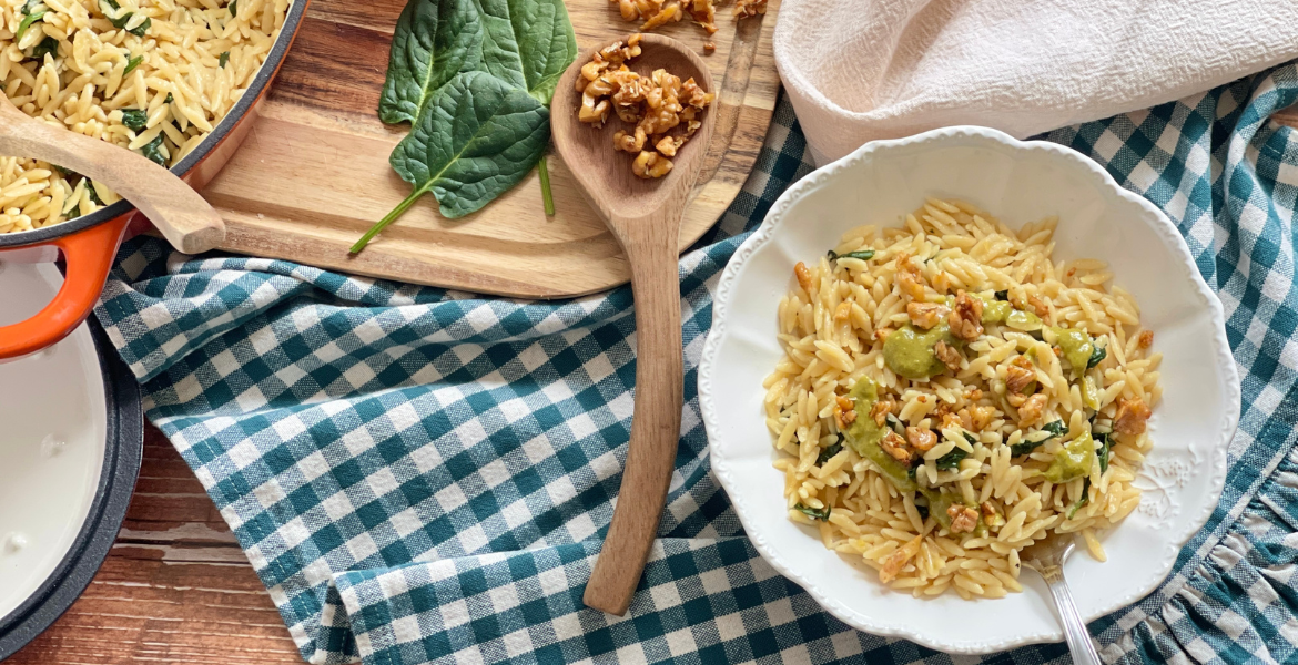 homepage orzo pesto comfort food deliciouslyhome Orzo façon risotto au pesto et noix caramélisées, à découvrir sur Deliciously Home, réalisé pour le Challenge Cook That Book d’après Half Baked Harvest : quick & cozy de Tieghan Gerard.