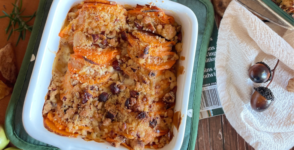 Vue rapprochée d"un gratin de patates douces "hasselback". Recette sur Deliciously Home.