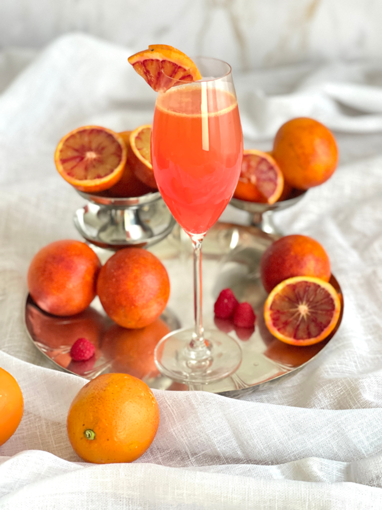 Mimosa fruité à l’orange sanguine et framboise, inspiration brunch, à découvrir sur Deliciously Home.