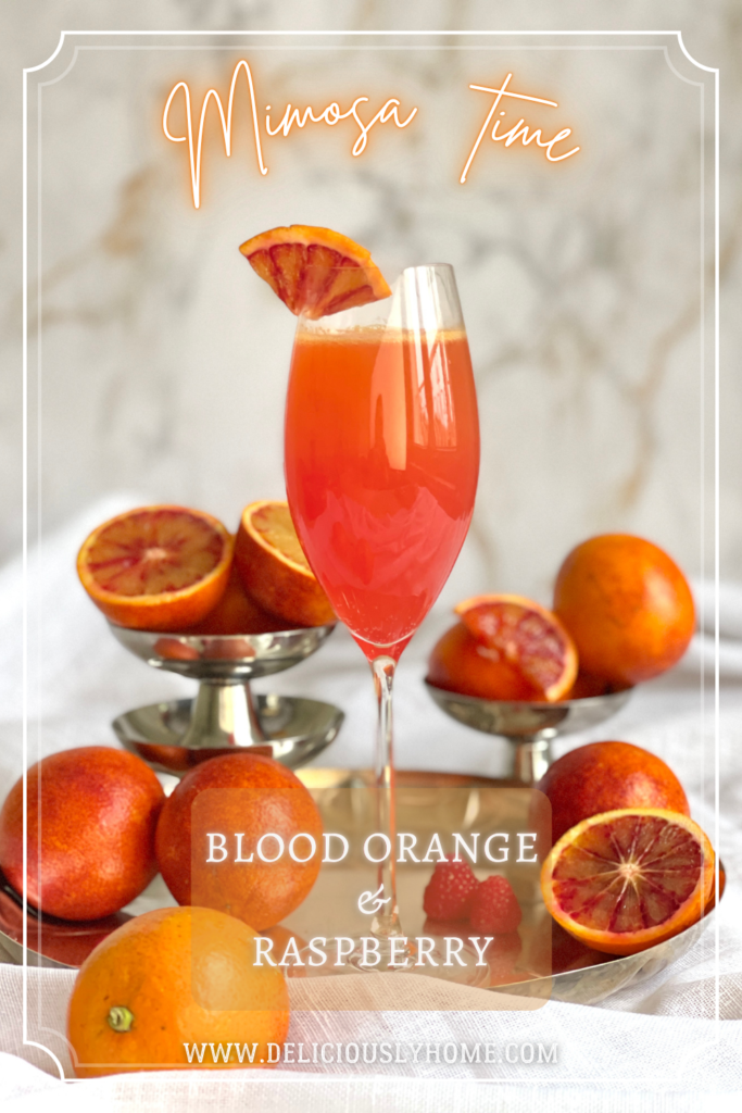 Cocktail mimosa revisité à l’orange sanguine et au sirop de framboise, ambiance brunch, recette à retrouver sur Deliciously Home.