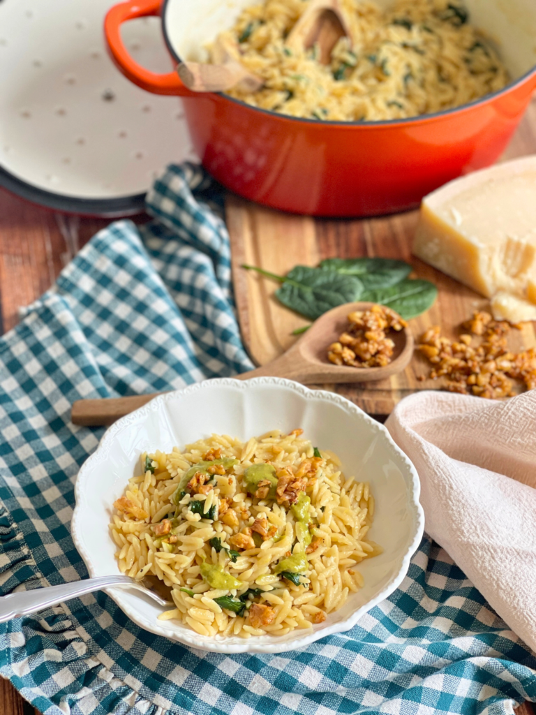 orzo pesto comfort food deliciouslyhome article1 Orzo façon risotto crémeux au pesto et noix caramélisées, présenté sur Deliciously Home pour le Challenge Cook That Book inspiré de Half Baked Harvest : quick & cozy de Tieghan Gerard.