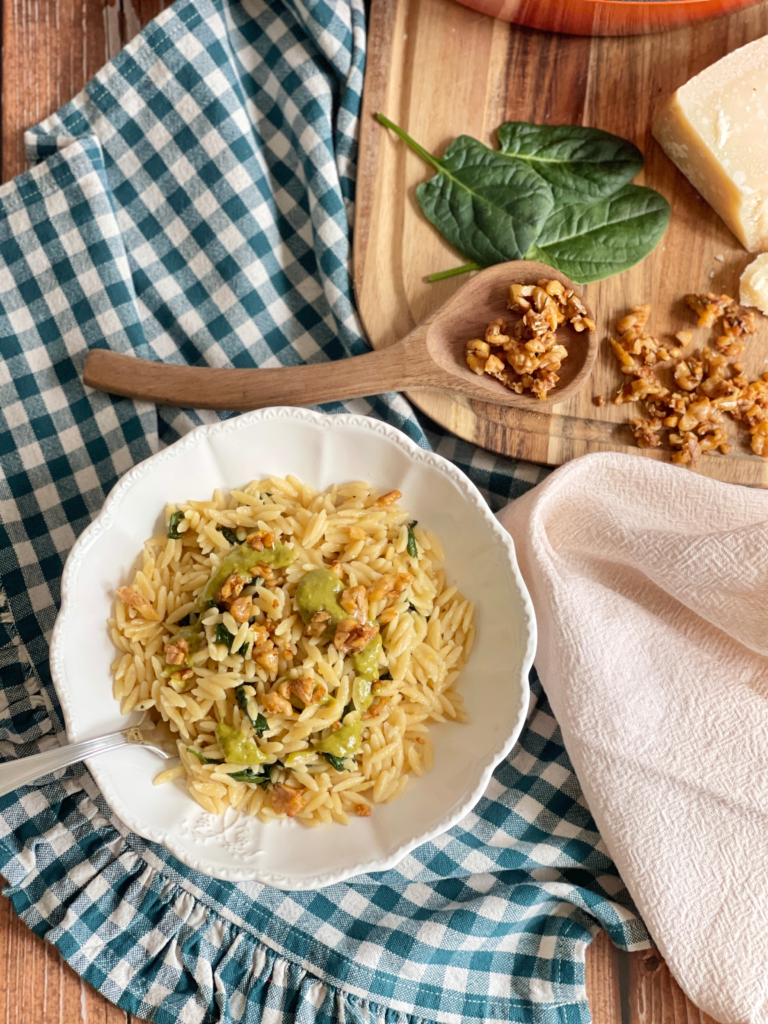 orzo pesto comfort food deliciouslyhome article2 Recette d’orzo façon risotto au pesto et noix caramélisées proposée sur Deliciously Home, réalisée pour le Challenge Cook That Book à partir de Half Baked Harvest : quick & cozy signé Tieghan Gerard.