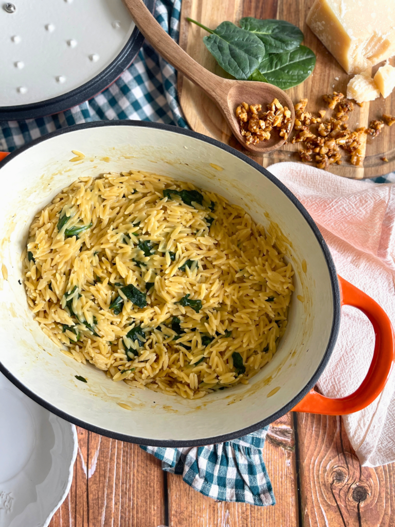 orzo pesto comfort food deliciouslyhome article4 Orzo façon risotto au pesto et noix caramélisées, partagé sur Deliciously Home pour le Challenge Cook That Book, inspiré de Half Baked Harvest : quick & cozy écrit par Tieghan Gerard.