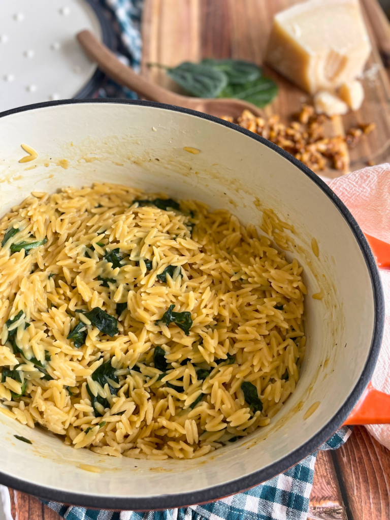 orzo pesto comfort food deliciouslyhome article5 Orzo façon risotto au pesto avec noix caramélisées, recette disponible sur Deliciously Home pour le Challenge Cook That Book d’après Half Baked Harvest : quick & cozy de Tieghan Gerard.