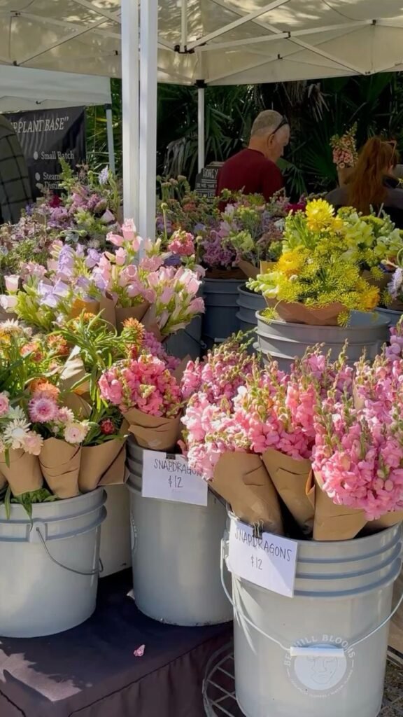 Bouquet de fleurs roses dans un marché printanier