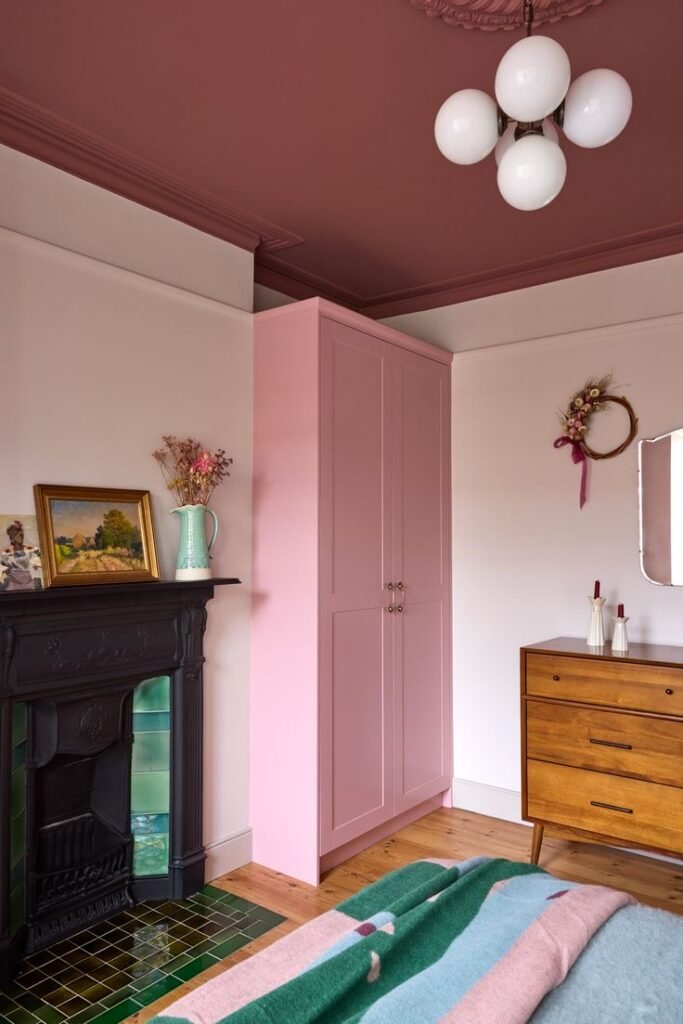 Chambre élégante avec plafond rose et cheminée