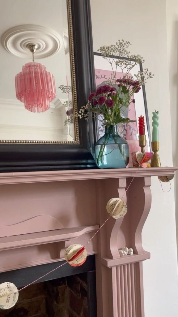 Cheminée rose avec miroir et bougies décoratives