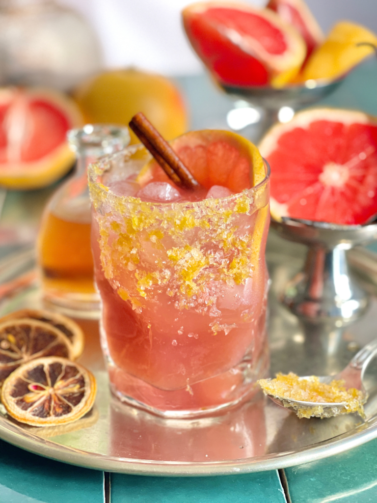 Paloma au pamplemousse rose avec zeste d’agrume et bâton de cannelle : recette de cocktail sur Deliciously Home