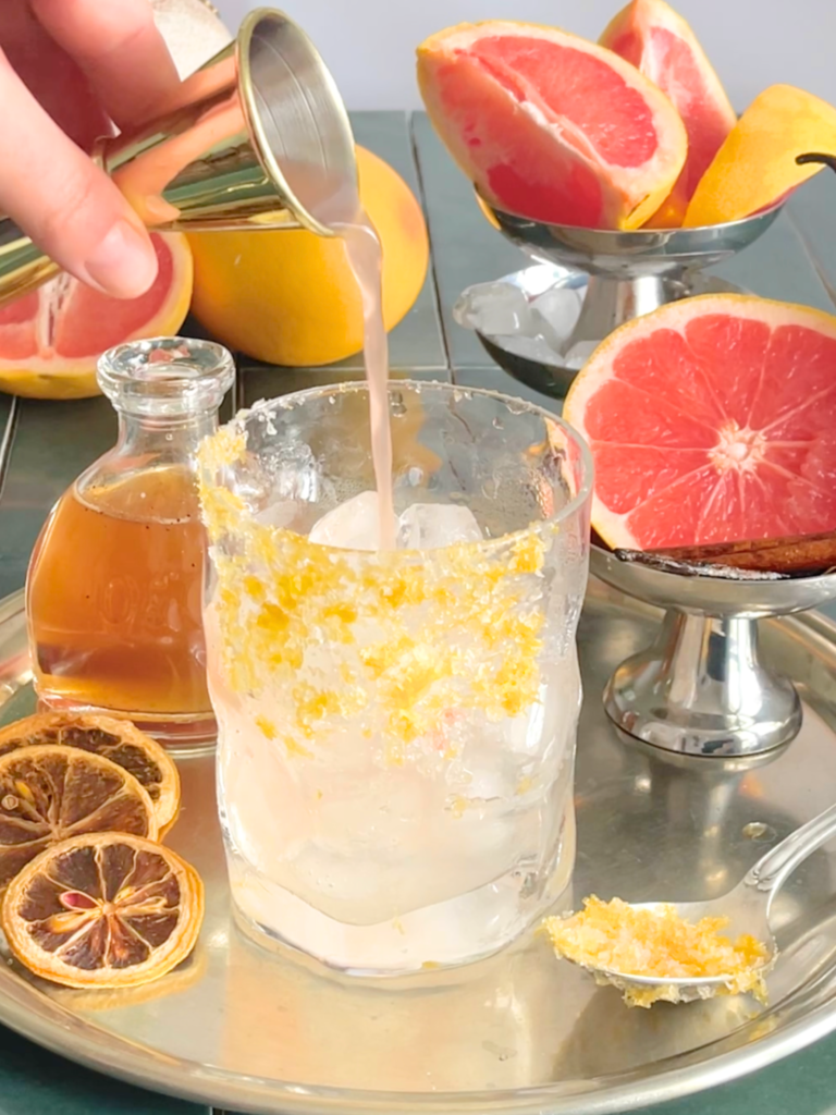 Préparation d’un cocktail paloma à la tequila et pamplemousse frais : recette expliquée sur Deliciously Home