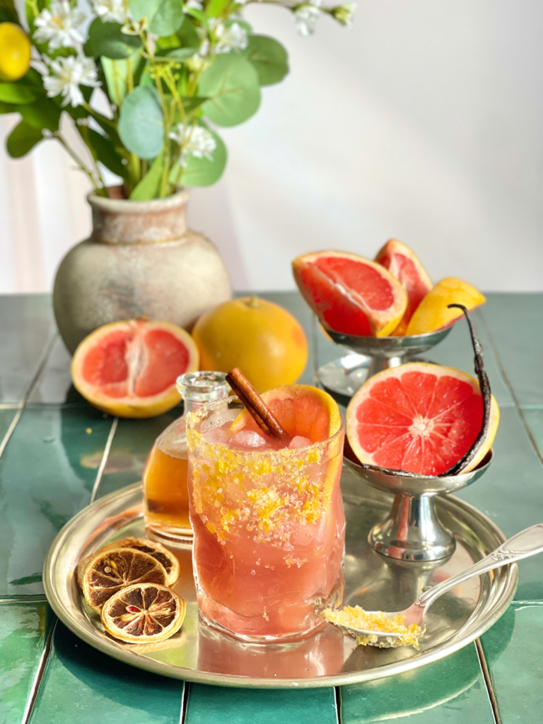 Cocktail paloma rosé au pamplemousse et tequila sur une table de printemps : recette Deliciously Home