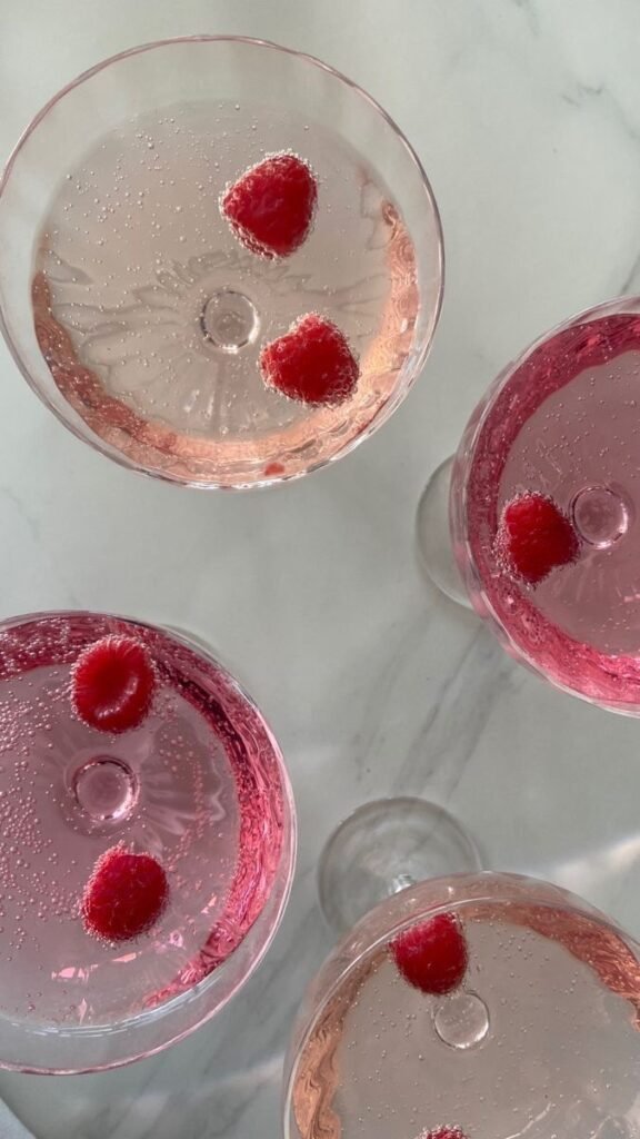 Cocktails rosés avec framboises dans des verres