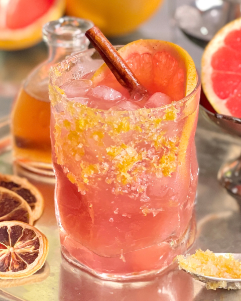 Cocktail paloma au pamplemousse et tequila avec rim citronné sur un plateau : recette découverte sur Deliciously Home