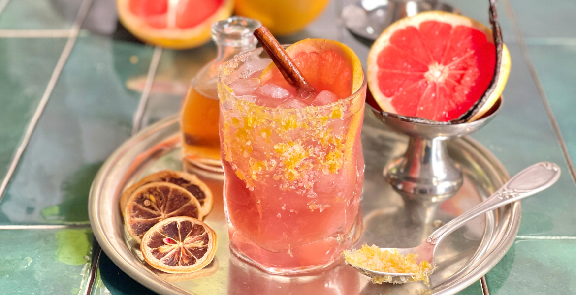 Cocktail paloma au pamplemousse et tequila avec rim citronné sur un plateau : recette découverte sur Deliciously Home