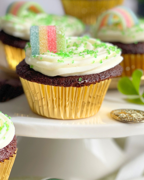 Muffins chocolat Guinness avec glaçage mascarpone et sucre vert : recette festive de Saint-Patrick sur Deliciously Home.