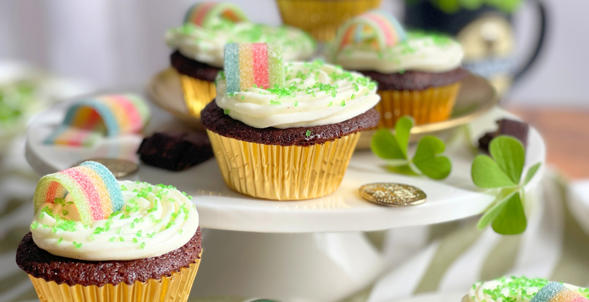 Muffins chocolat Guinness avec glaçage mascarpone et sucre vert : recette festive de Saint-Patrick sur Deliciously Home.