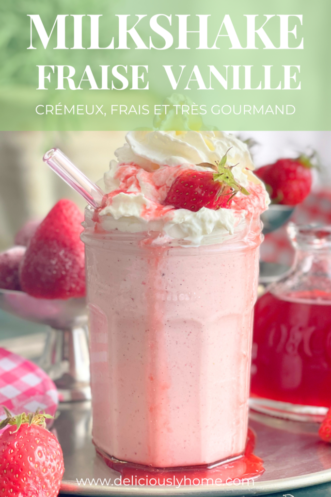 Milkshake fraise maison, boisson gourmande avec glace vanille, fraises et coulis de fraise