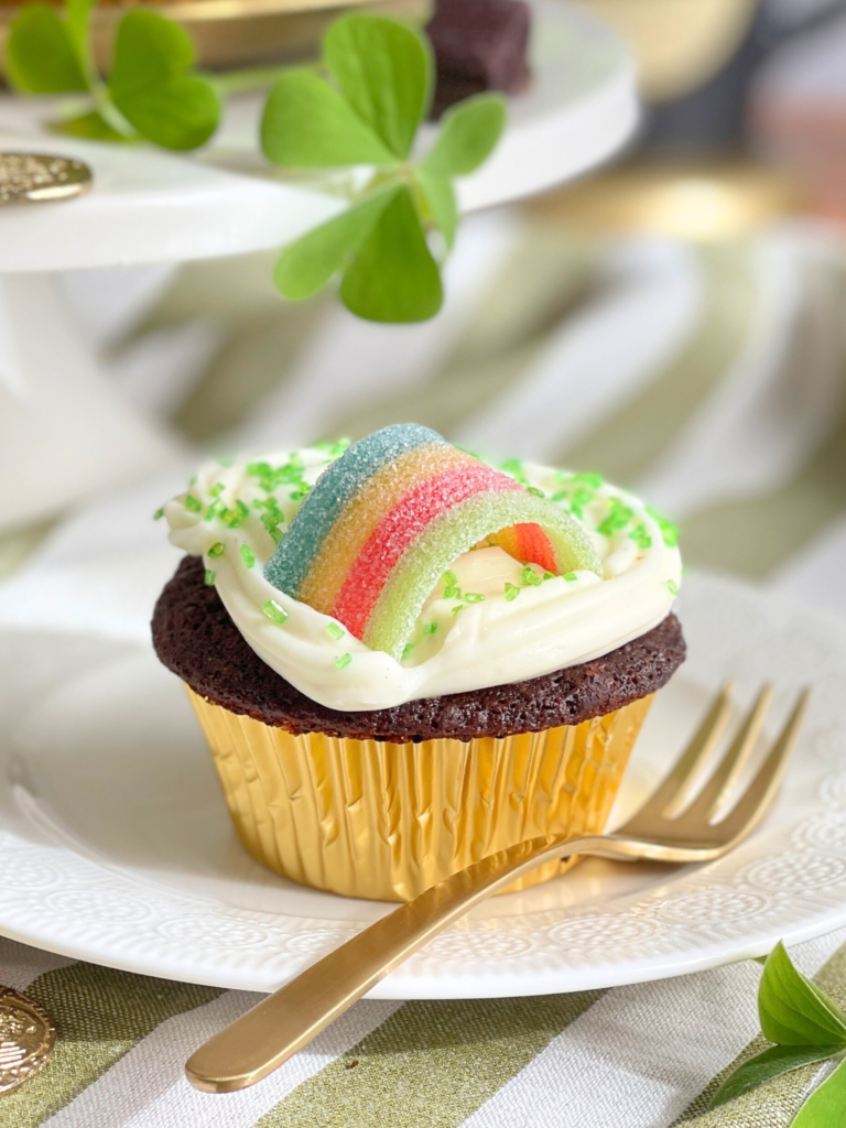 muffin guinness chocolat saint patrick deliciouslyhome article1 Muffin chocolat Guinness moelleux avec glaçage mascarpone et bonbon arc-en-ciel : recette gourmande du blog Deliciously Home.