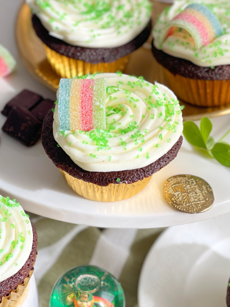 muffin guinness chocolat saint patrick deliciouslyhome article3 Muffin chocolat Guinness avec glaçage mascarpone et bonbon arc-en-ciel : recette moelleuse sur Deliciously Home.