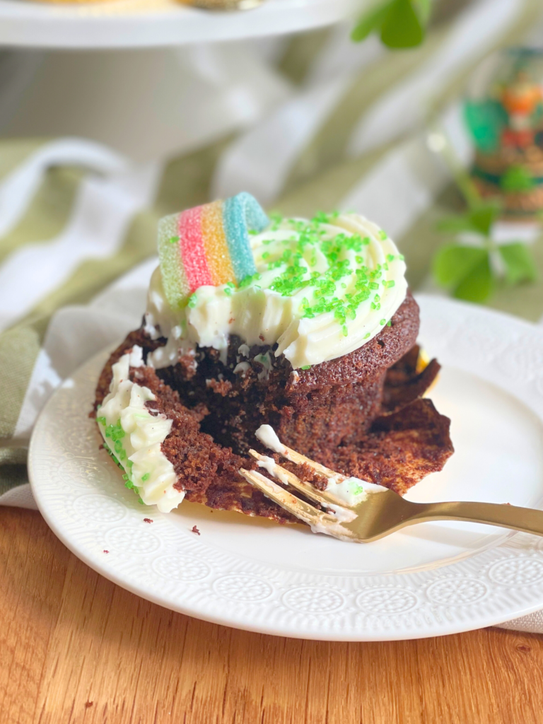 muffin guinness chocolat saint patrick deliciouslyhome article4 Muffin chocolat Guinness coupé révélant une texture moelleuse et des morceaux de chocolat : recette Deliciously Home.