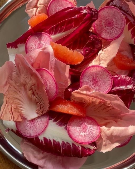 Salade colorée avec radis roses et agrumes