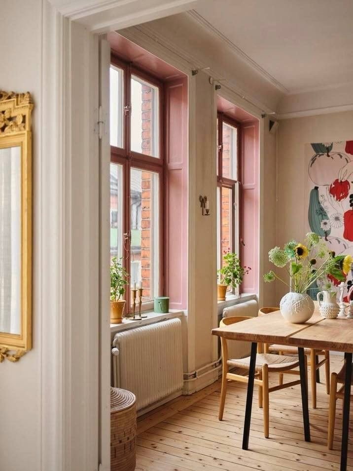 Salle à manger lumineuse avec encadrements de fenêtres roses