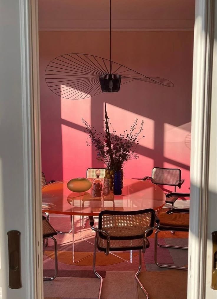 Salle à manger moderne avec lumière rose du soleil