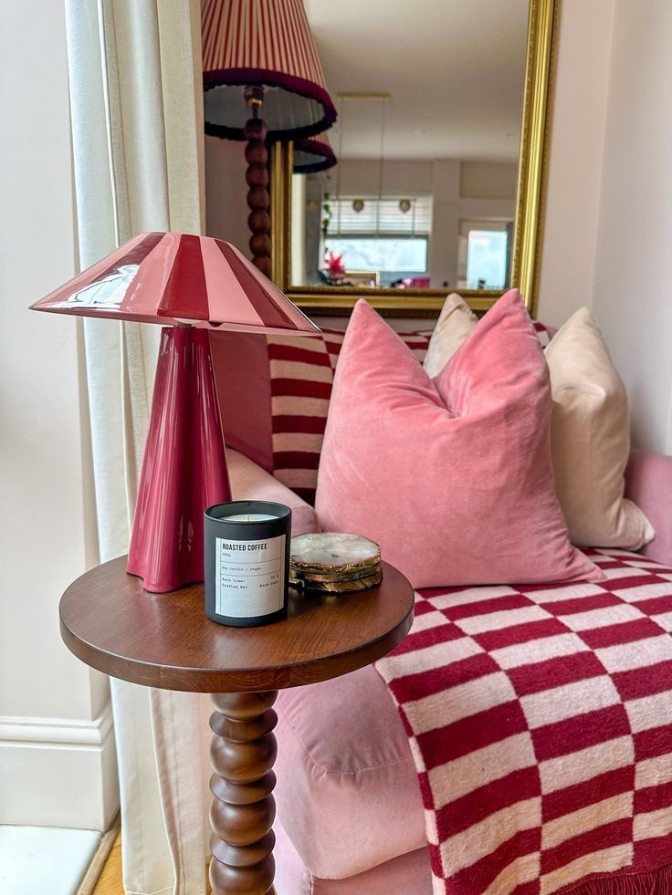 Salon lumineux avec lampe et coussins roses