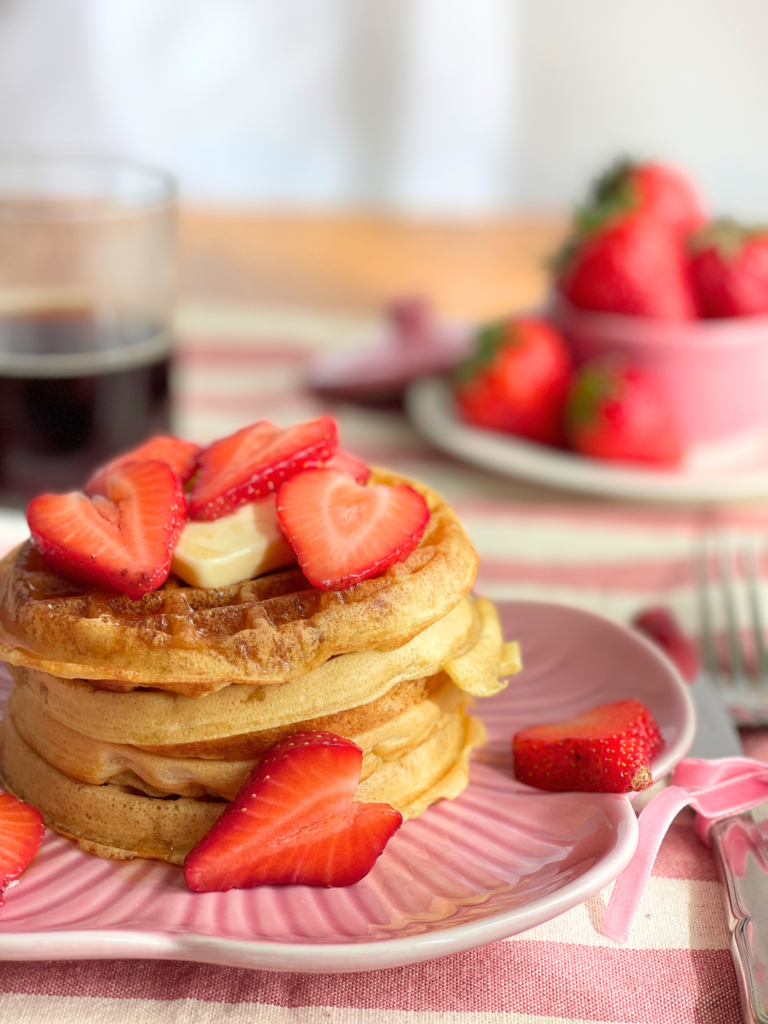 Gaufres belges maison moelleuses avec fraises, recette de petit déjeuner à retrouver sur Deliciously Home