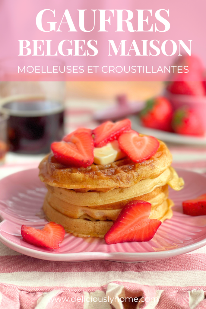 Gaufres belges maison moelleuses et dorées, servies avec fraises fraîches, recette facile disponible sur le blog Deliciously Home.