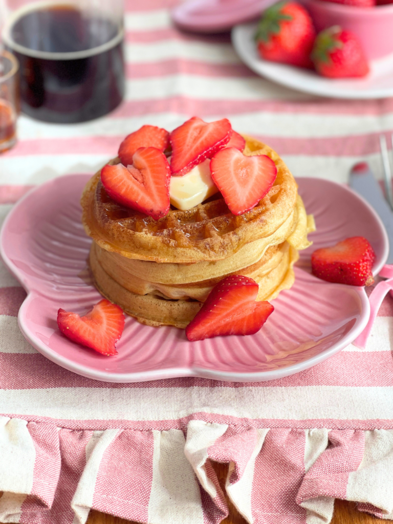 Gaufres belges maison avec fraises fraîches et beurre, recette à préparer la veille sur Deliciously Home