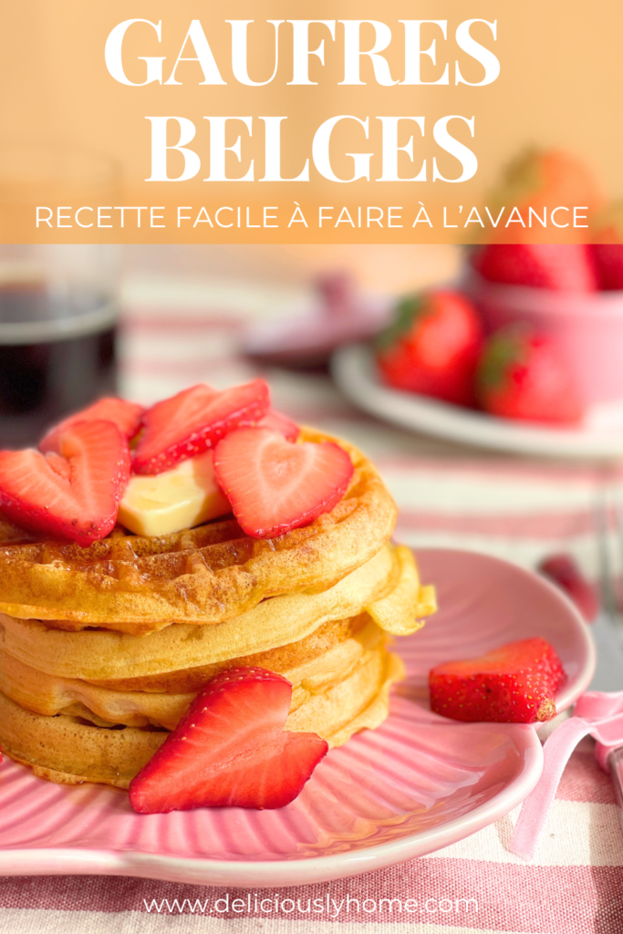 Gaufres belges maison avec fraises et beurre, recette à préparer à l’avance pour un petit-déjeuner prêt le matin, sur le blog Deliciously Home.