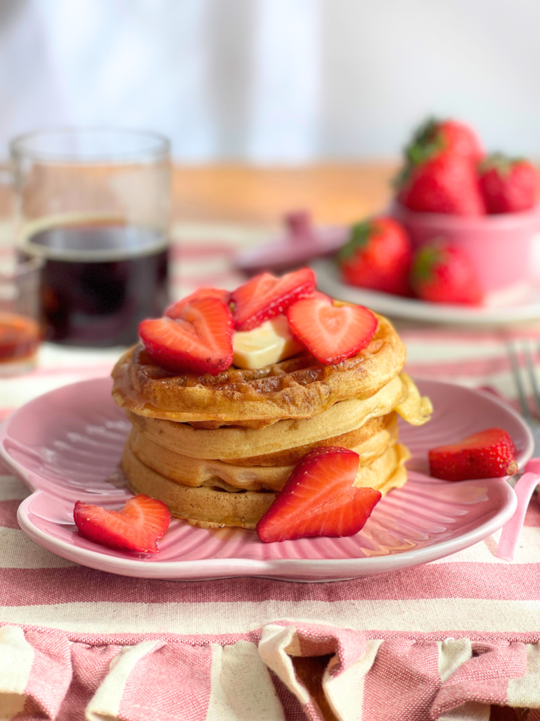 Gaufres belges maison servies pour le brunch avec fraises, recette facile disponible sur le blog Deliciously Home