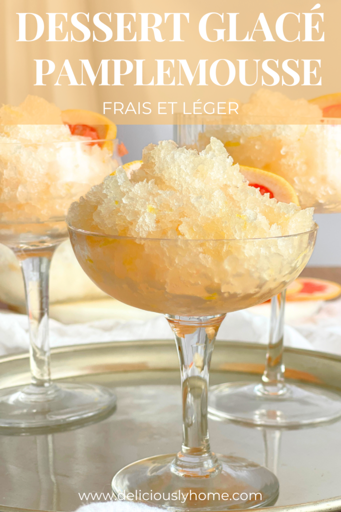 Granita au pamplemousse servi en coupe, dessert glacé léger et rafraîchissant, recette maison disponible sur le blog Deliciously Home.