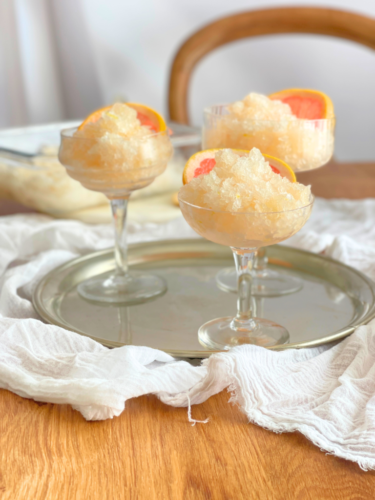 Granita pamplemousse servi en coupes, dessert glacé frais à retrouver sur le blog Deliciously Home