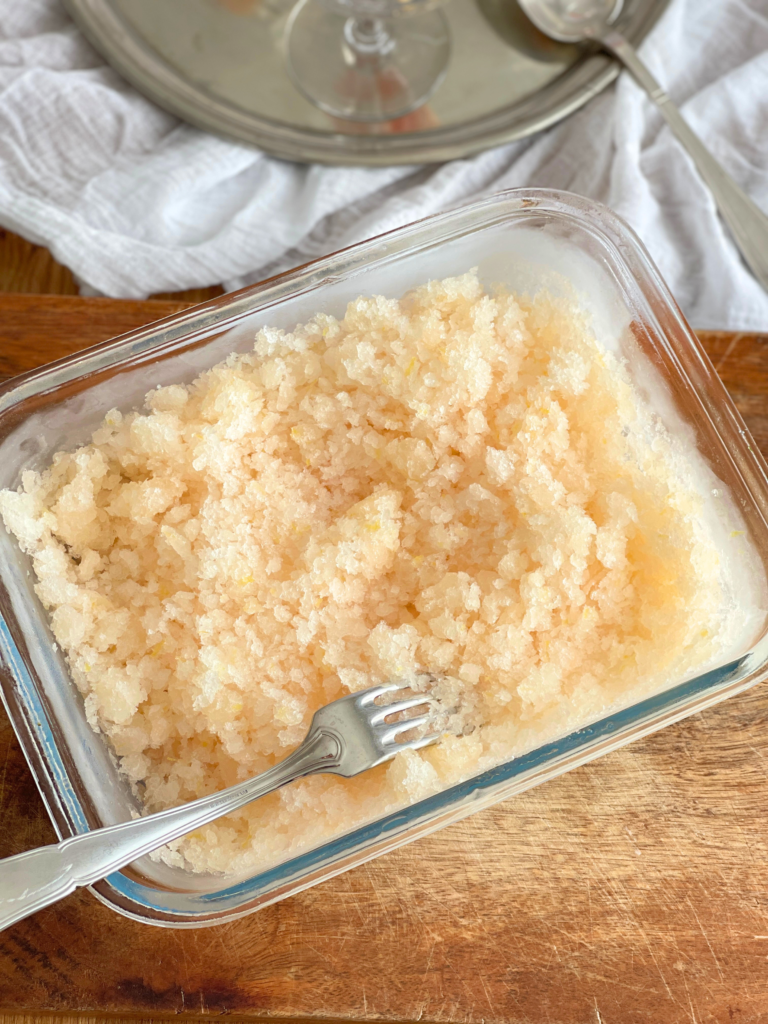 Granita pamplemousse en préparation dans un plat, texture cristalline maison disponible sur Deliciously Home