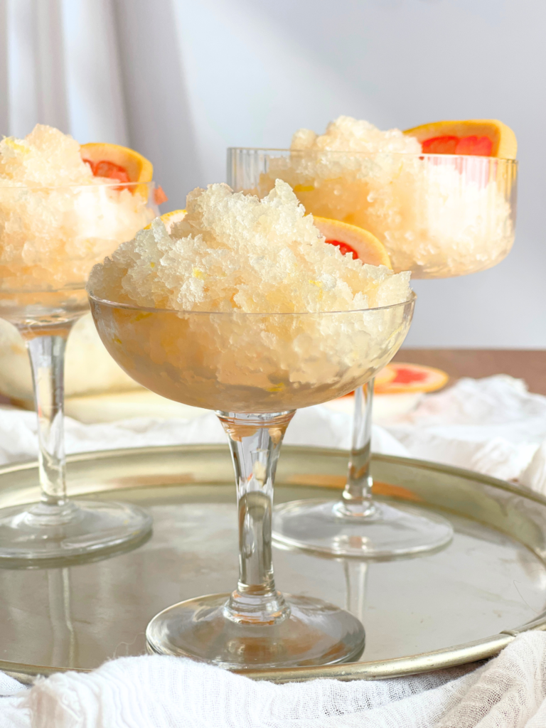 Granita pamplemousse maison avec texture cristalline fine, recette de dessert glacé sur Deliciously Home