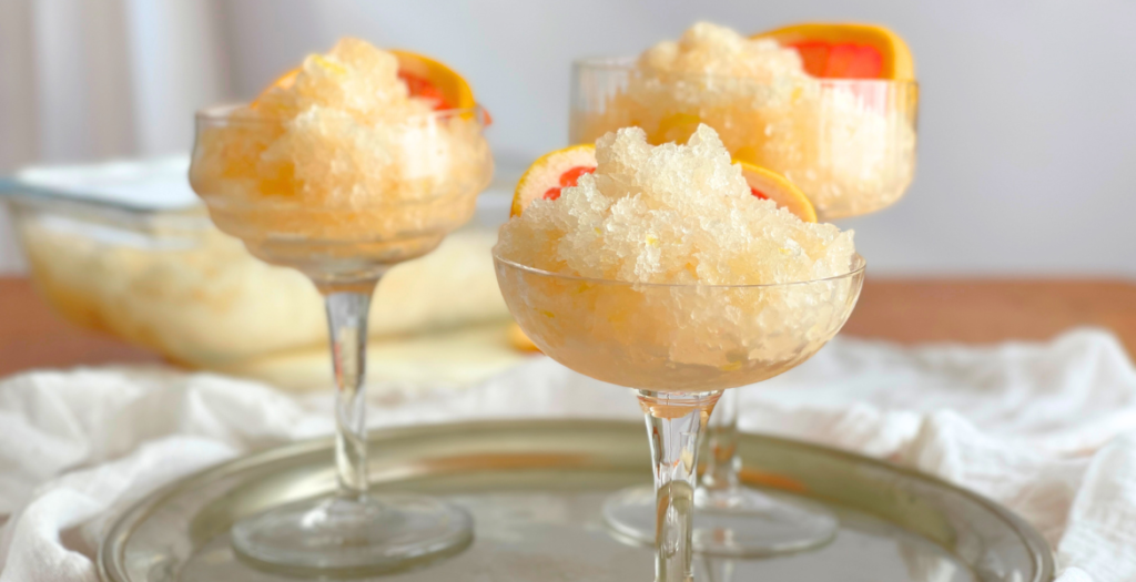 Granita au pamplemousse rose servi en coupes, dessert glacé disponible sur le blog Deliciously Home