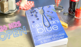Lavender’s Blue, romance contemporaine small town, mis en scène dans une ambiance diner avec néon 24 HRS OPEN pour la fiction d’avril.